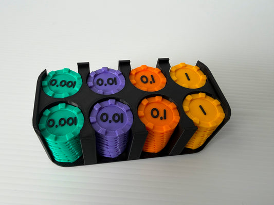 Boitier noir sans couvercle, rempli de piles de jetons turquoise (0,001), violets (0,01), orange (0,1) et jaunes (1)