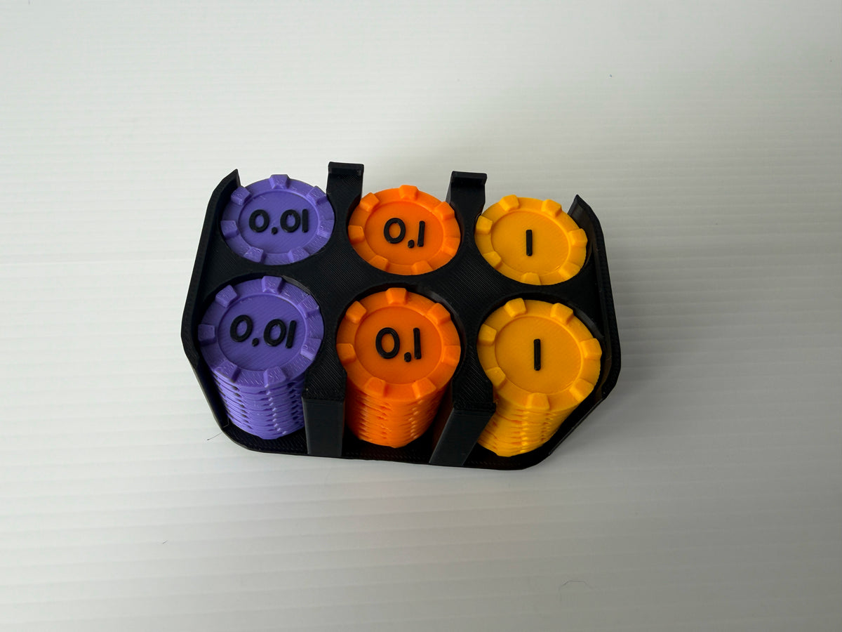 Boitier noir sans couvercle, rempli de piles de jetons violets (0,01), orange (0,1) et jaunes (1)